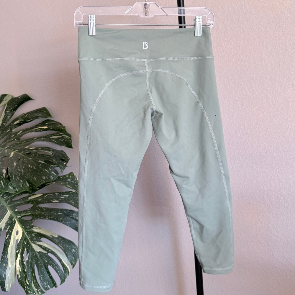 BuffBunny Sage Green Cropped Leggings Yoga Pants Womens Medium Activewear Capris